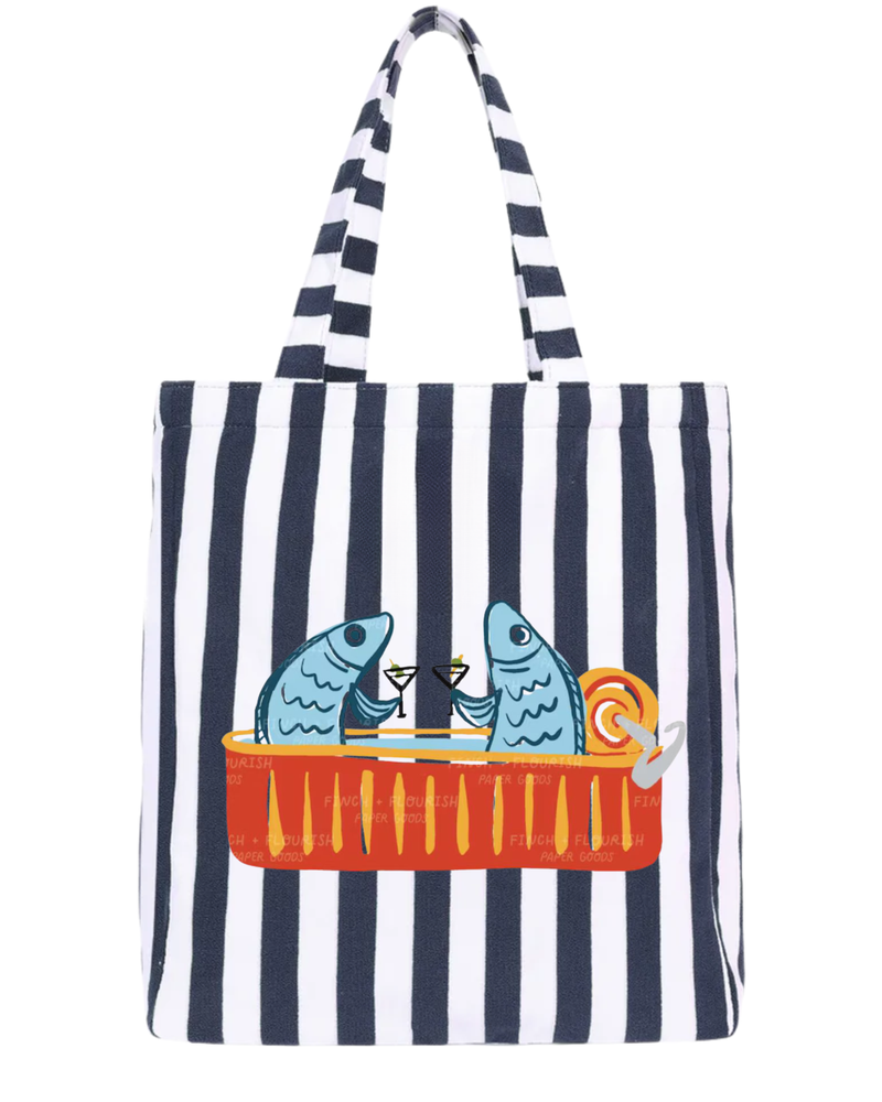 Tote de playa de lona rayas azul marino y blanco con lata de sardinas con martini, estilo acuarela — HS Moments Edición Verano